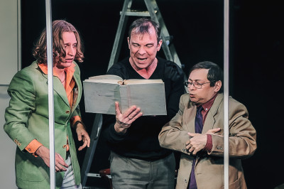 Трое на качелях