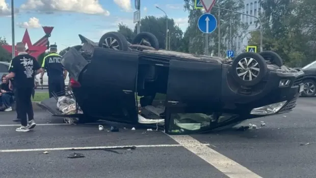 В Челнах машина перевернулась на крышу и парализовала движение на проспекте Мира