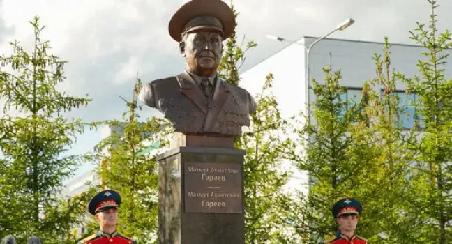 В Казани установили бронзовый бюст генералу Махмуту Гарееву