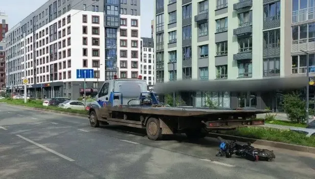 Мужчина на электровелосипеде погиб, врезавшись в припаркованный «ГАЗ»