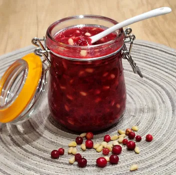 Вкус осени в банке: этот рецепт брусники с орешками покорил соцсети — готовится за 10 минут
