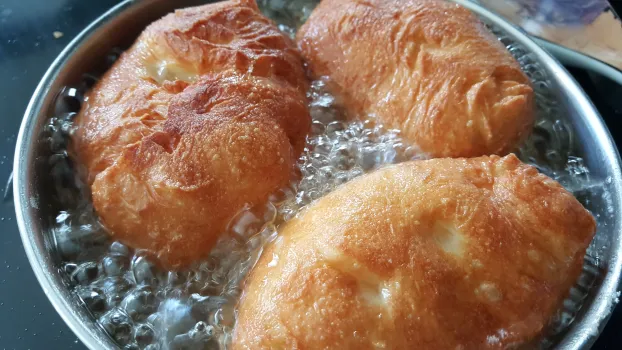 Смешайте фарш со стаканом кефира — вкуснее не бывает: секрет горы ленивых беляшей