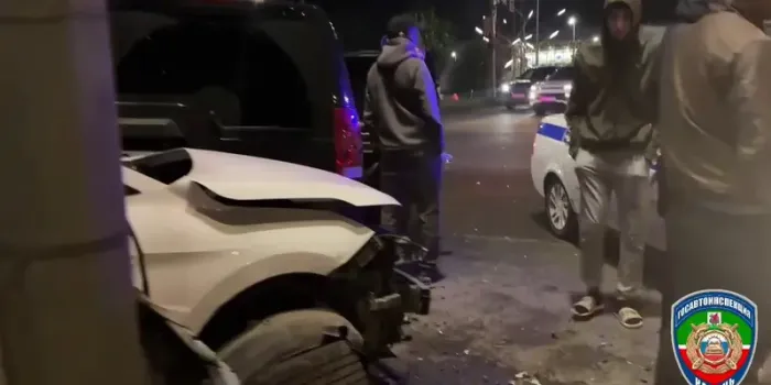 В Казани ночью столкнулись Land Rover и Hyundai