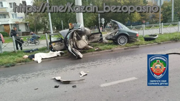 Иномарку разорвало пополам: В Казани водитель без прав врезался в столб