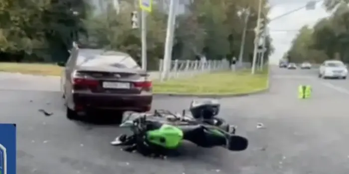 В Казани Toyota не уступила мотоциклу: пострадал водитель байка