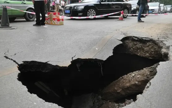 Провал асфальта на Дубравной в Казани устраняют уже неделю