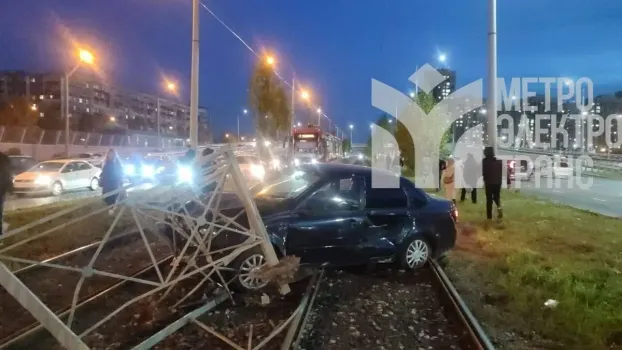 На проспекте Победы в Казани в результате аварии автомобили вылетели на трамвайные пути