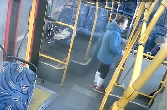 Экипаж автобуса № 5 в Казани помог пожилой женщине с потерей памяти