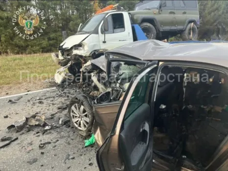 Водитель и двое детей погибли в лобовом столкновении в Татарстане