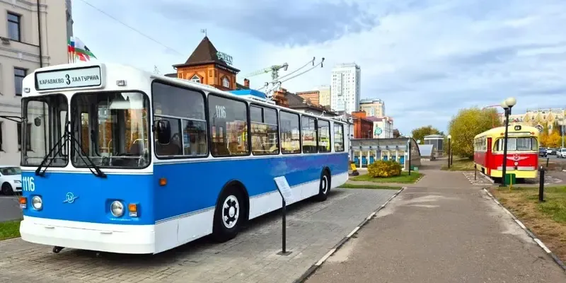 В Казани на Петербургской установили ретротроллейбус «ЗиУ-9»