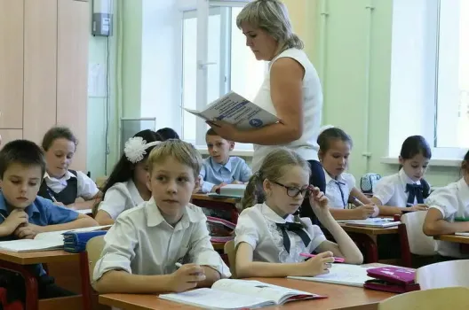 Скандал в школе Казани: учительница накричала на ребенка и схватила за ухо — ее просят уволить