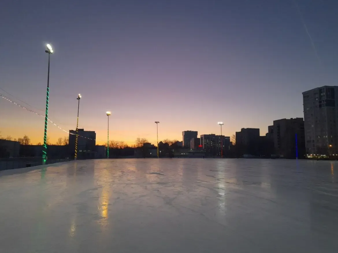 В Набережных Челнах готовят каток на площади Азатлык