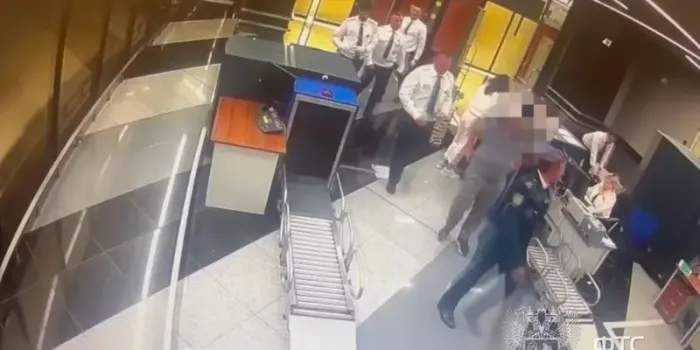 Пассажира самолета из Москвы в Казань задержали в Шереметьево с чемоданом валюты