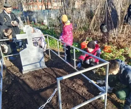 Юные спасатели из Набережных Челнов навели порядок на могиле священника XIX века
