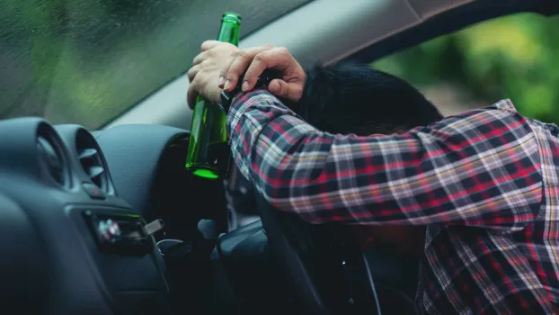 В Набережных Челнах пьяный водитель, лишенный прав, снова сел за руль и потерял авто