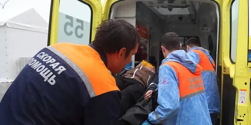 Пожар в Нижнекамске: спасатели вынесли женщину из горящей квартиры