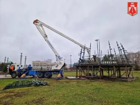 В Набережных Челнах начали собирать 30-метровую новогоднюю елку
