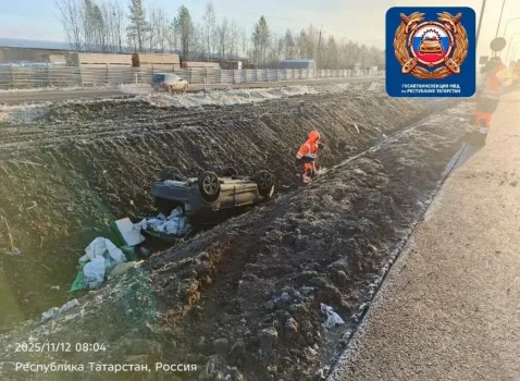 На трассе под Казанью легковушка улетела в кювет после наезда на ограждение