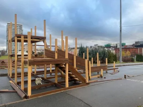 В Казани строят зимнюю горку у театра «Экият»: названа дата открытия