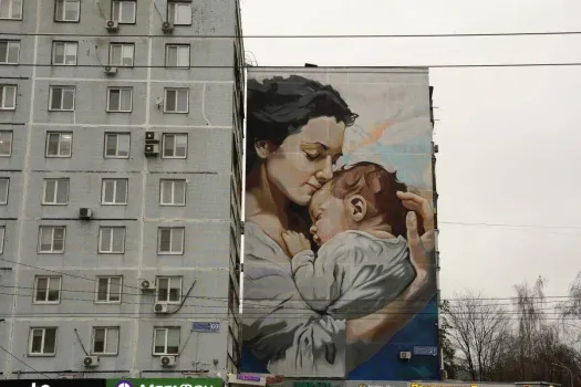 В Казани появился крупный мурал ко Дню матери