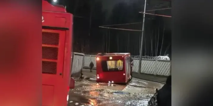 В Казани из-за потопа автобус провалился в яму на улице Чишмяле