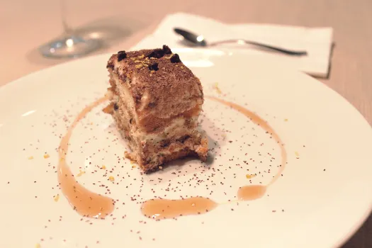 Тортик на скорую руку из 3-х ингредиентов — без духовки и микроволновки: делаем перед сном — и десерт на утро готов