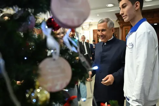 Минниханов присоединился к акции «Ёлка желаний»: глава Татарстана исполнит мечты троих детей