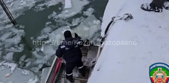 В Казани Hyundai Solaris упал в Казанку: есть погибший