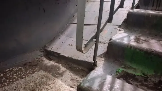 В Казани 66-летний мужчина оказался подвешен между стеной и решеткой в жилом доме