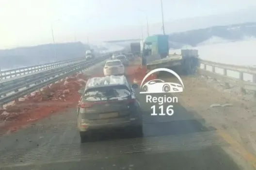 Фура заблокировала движение на трассе М-12 в Татарстане