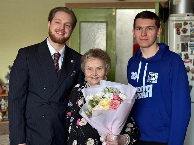 Молодогвардейцы Казани поздравили ветерана с Новым годом цветами и подарками