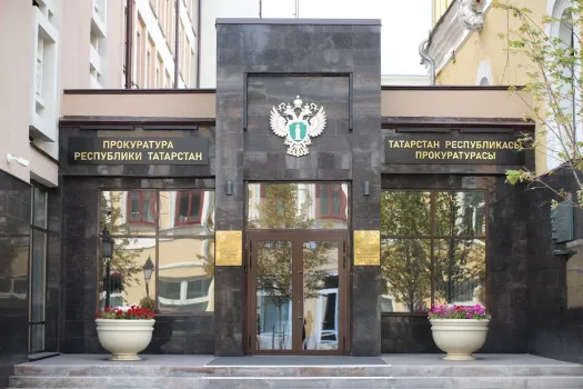 В Казани суд обязал выплатить компенсацию матери погибших у железной дороги подростков