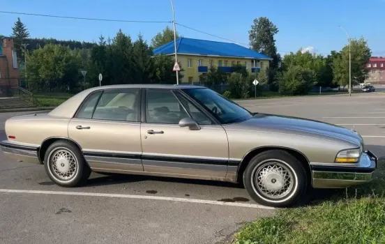 Редкий 33-летний Buick Park Avenue выставили на продажу в Казани