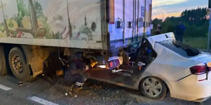 На трассе в Татарстане легковушка врезалась в фуру: водитель погиб