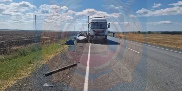 В Татарстане иномарку занесло под фуру