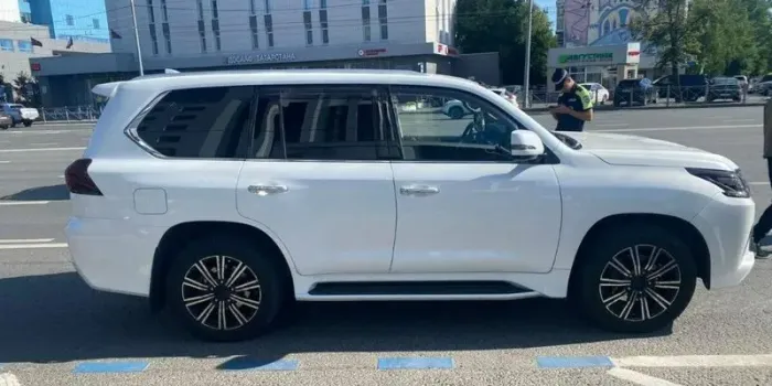 Водитель Lexus в Казани угрожал пистолетом на дороге