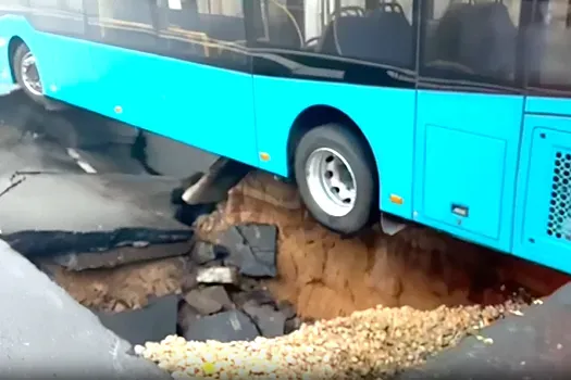 В Казани вытащили троллейбус, застрявший в провале на улице Сахарова