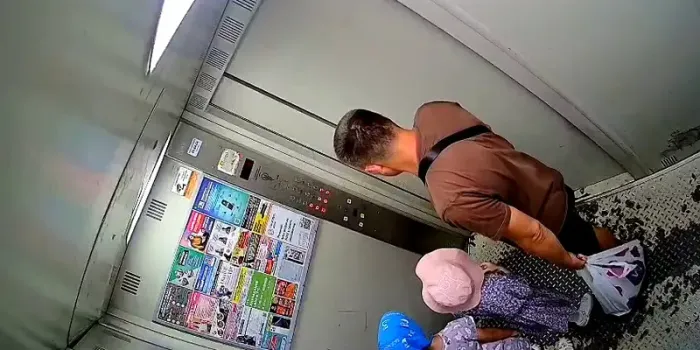 В Набережных Челнах лифт с детьми пролетел девять этажей