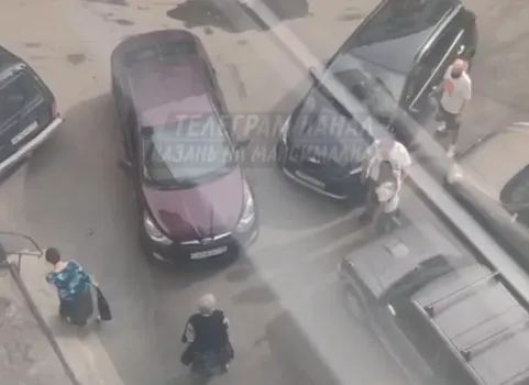 В Казани спор из-за парковки обернулся дракой между двумя семьями