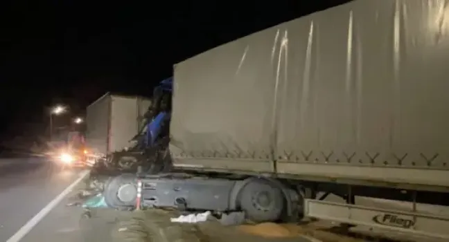 На трассе М7 в Татарстане грузовик протаранил остановившийся автомобиль
