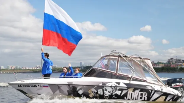 В Казани устроили речной флешмоб с российскими флагами на катерах