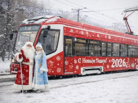В Казани запустили волшебный трамвай Деда Мороза для новогодних поездок