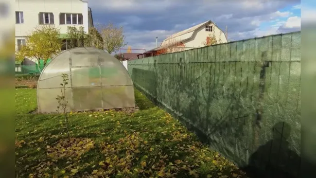 Забор из затеняющей сетки: как за 3 часа и 3300 рублей создать уютный уголок