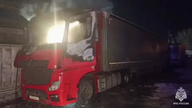 На Тэцевской улице в Казани загорелся грузовик, водитель пострадал