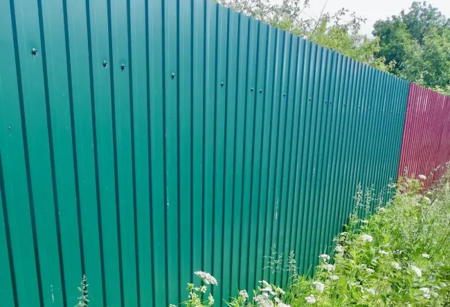 Как правильно установить забор, чтобы избежать конфликтов с соседями