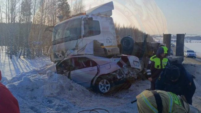 Смертельное ДТП в Татарстане: легковушка столкнулась с грузовиком