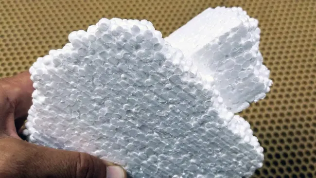 Создайте водоотталкивающее покрытие из пенопласта и ксилола для защиты уличных предметов