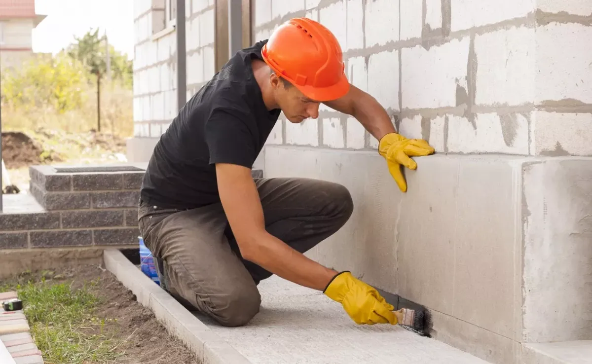 Как защитить фундамент от разрушения: эффективные методы гидроизоляции отмостки