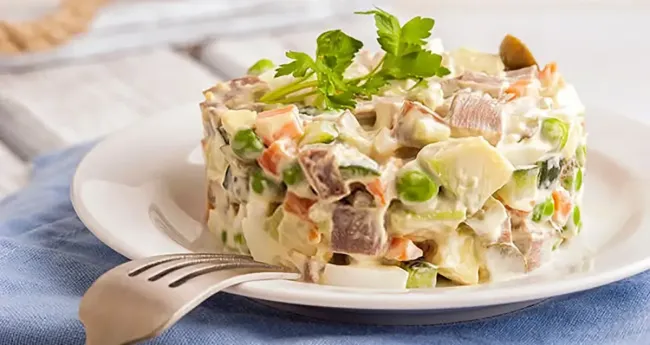 Салат из курицы с морковью и огурцами: простой рецепт для семейного ужина