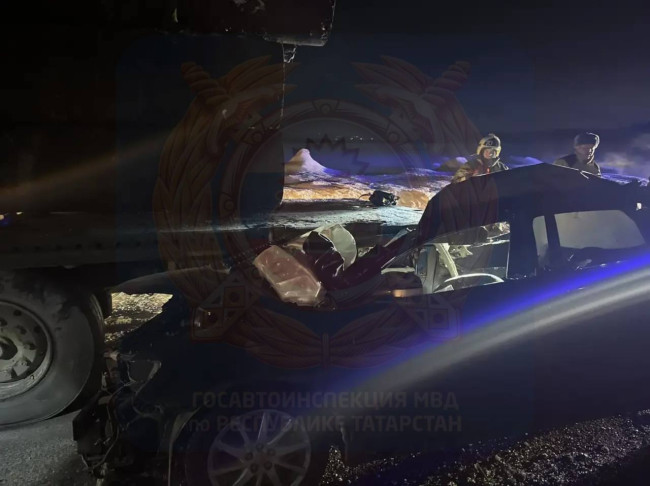 Смертельное ДТП в Татарстане: легковушка столкнулась с грузовиком на трассе М-7